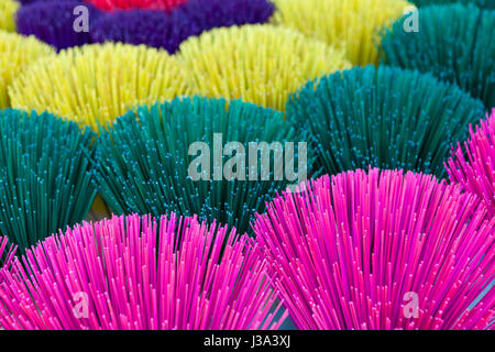 Bâtonnets de couleur prêt pour la production d'encens, usine locale près de Hue, Vietnam Banque D'Images