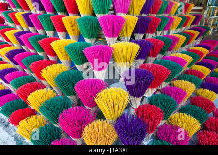 Bâtonnets de couleur prêt pour la production d'encens, usine locale près de Hue, Vietnam Banque D'Images