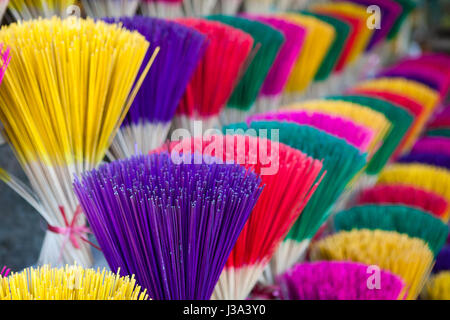 Bâtonnets de couleur prêt pour la production d'encens, usine locale près de Hue, Vietnam Banque D'Images