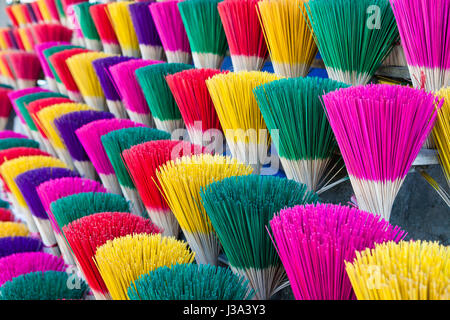 Bâtonnets de couleur prêt pour la production d'encens, usine locale près de Hue, Vietnam Banque D'Images