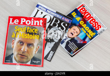 France - Avril 29,2017 : couvre de divers magazines français avec les deux candidats à la présidence, qui a remporté le premier tour des élections en France Banque D'Images