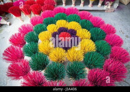 Bâtonnets de couleur prêt pour la production d'encens, usine locale près de Hue, Vietnam Banque D'Images