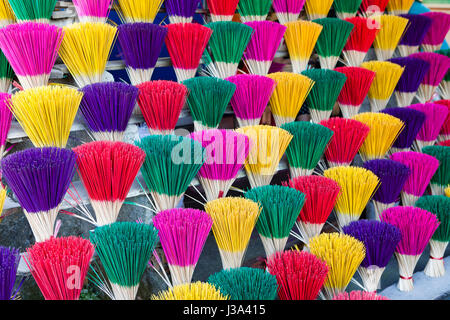 Bâtonnets de couleur prêt pour la production d'encens, usine locale près de Hue, Vietnam Banque D'Images