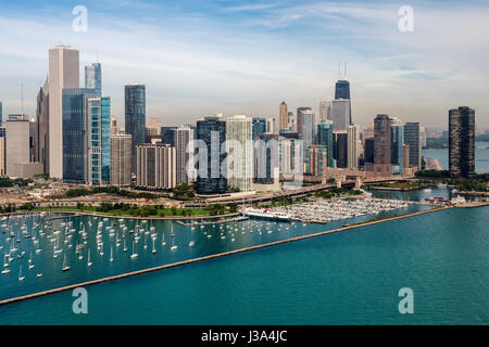 Vue aérienne du centre-ville de gratte-ciel et marina Chicago USA Banque D'Images