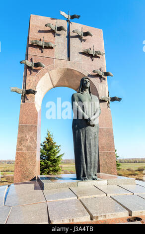 Samara, Russie - 30 Avril 2017 : Monument à la famille d'Volodichkiny au memorial complexe dans Alekseevka. Monument a été dévoilé en mai 1995, la heig Banque D'Images