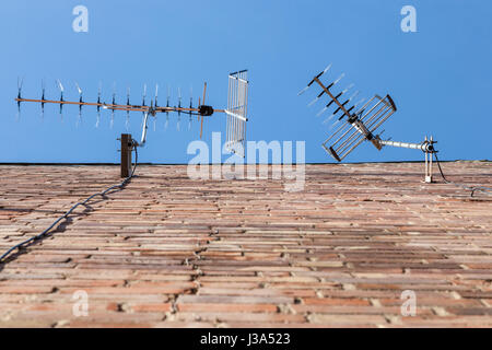 À la télévision jusqu'à deux antennes sur le côté d'une maison, England, UK Banque D'Images