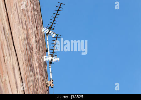 À la télévision jusqu'à l'antenne sur un mur de la maison, England, UK Banque D'Images