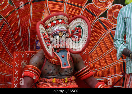 L'ancienne tradition des Teyyam, Theyyattam (Theyyam) - un festival de danse rituelle populaire en Amérique du Malabar, Kerala, Inde du Sud, l'Asie du Sud. Banque D'Images