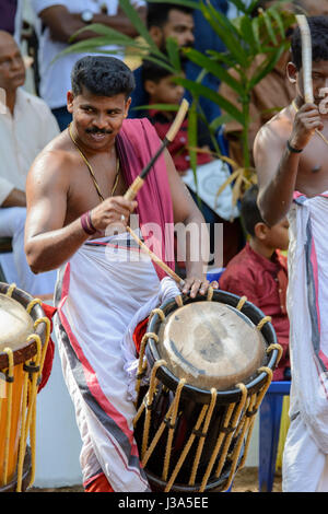 Le batteur à un Theyyam traditionnel festival - un rituel cérémonie colorée danse populaire en Amérique du Malabar, Kerala, Inde du Sud, l'Asie du Sud. Banque D'Images