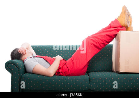 Auteur man définies en tenant une sieste sur le divan entourée par des boîtes de carton isolé sur fond blanc Banque D'Images