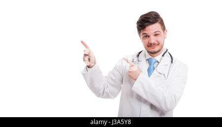 Portrait of happy médecin homme pointant du doigt avec copyspace sur fond studio blanc Banque D'Images