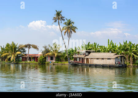 Sur la péniche traditionnelle Kerala backwaters près de Alleppey (Alappuzha), Kerala, Inde du Sud, en Asie du Sud Banque D'Images