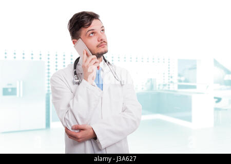 Médecin ou Professionnel medic talking on mobile phone dans l'hôpital Banque D'Images