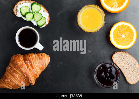 Toasts, croissants, jus d'orange et café sur table bleu rustique, brunch, vu de dessus de table Banque D'Images