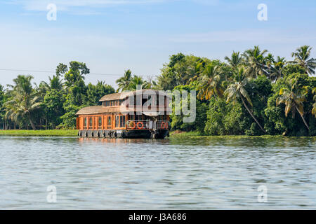 Sur la péniche traditionnelle Kerala backwaters près de Alleppey (Alappuzha), Kerala, Inde du Sud, en Asie du Sud Banque D'Images