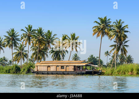 Sur la péniche traditionnelle Kerala backwaters près de Alleppey (Alappuzha), Kerala, Inde du Sud, en Asie du Sud Banque D'Images