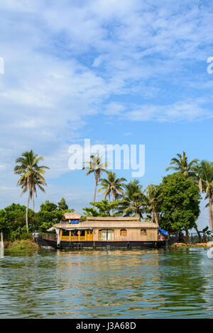 Sur la péniche traditionnelle Kerala backwaters près de Alleppey (Alappuzha), Kerala, Inde du Sud, en Asie du Sud Banque D'Images