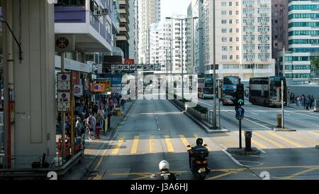 Nathan Road, l'Hong Kong, le bus à impériale de se rendre à l'aéroport Banque D'Images