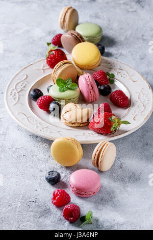 Variété de macarons dessert français Banque D'Images