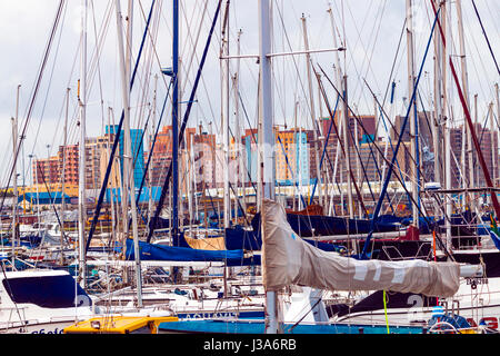 DURBAN, AFRIQUE DU SUD - 24 avril 2017 : Mobilis in Mobile close up of yachts amarrés dans le port à l'horizon de la ville de Durban, Afrique du Sud Banque D'Images
