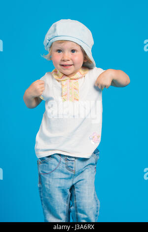 Portrait de belle petite fille contre fond bleu Banque D'Images