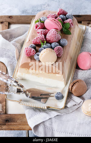 Trois couches de gâteau à la crème glace Banque D'Images