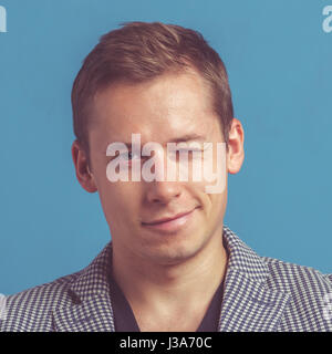 Portrait de jeunes beaux hommes avec face émotionnelle Banque D'Images