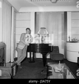 Le comédien français Fernandel à la maison dans son appartement situé à 44 avenue Foch à Paris. c.1955 Banque D'Images