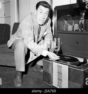 Le comédien français Fernandel à la maison dans son appartement situé à 44 avenue Foch à Paris. c.1955 Banque D'Images