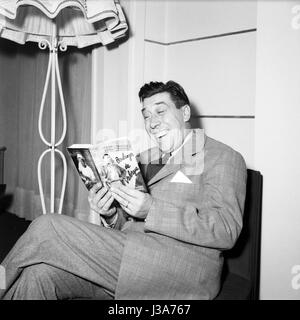 Le comédien français Fernandel à la maison dans son appartement situé à 44 avenue Foch à Paris. c.1955 Banque D'Images