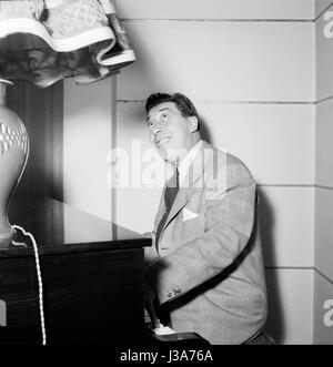 Le comédien français Fernandel à la maison dans son appartement situé à 44 avenue Foch à Paris. c.1955 Banque D'Images