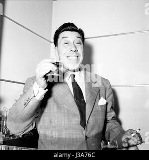 Le comédien français Fernandel à la maison dans son appartement situé à 44 avenue Foch à Paris. c.1955 Banque D'Images