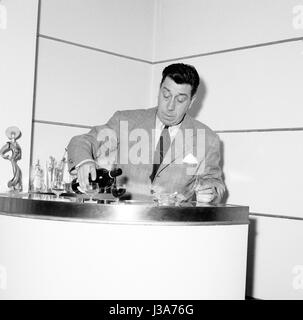 Le comédien français Fernandel à la maison dans son appartement situé à 44 avenue Foch à Paris. c.1955 Banque D'Images