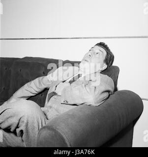 Le comédien français Fernandel à la maison dans son appartement situé à 44 avenue Foch à Paris. c.1955 Banque D'Images