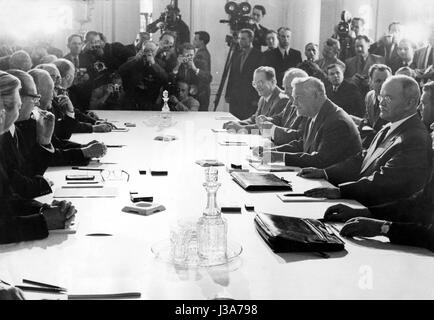 Konrad Adenauer avec Nikolaï Boulganine à Moscou, 1955 Banque D'Images