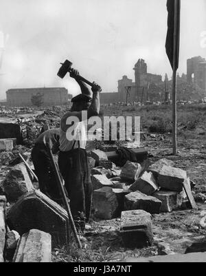 Smash travailleurs un mur de brique, 1956 Banque D'Images
