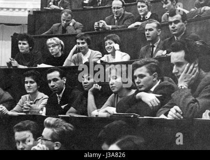 Les étudiants dans la salle de conférence, 1958 Banque D'Images