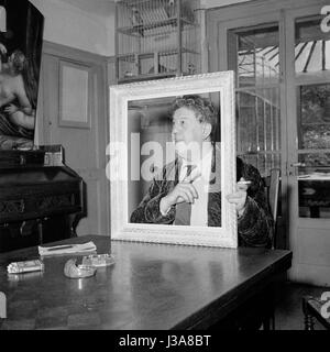 Acteur suisse Michel Simon à la maison à Noisy-le-Grand, c.1956. Banque D'Images