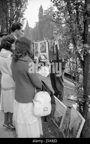 Oeuvres à vendre dans la rue Leopoldstrasse, 1963 Banque D'Images