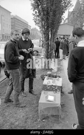 Oeuvres à vendre dans la rue Leopoldstrasse, 1963 Banque D'Images