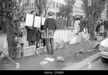 Oeuvres à vendre dans la rue Leopoldstrasse, 1963 Banque D'Images