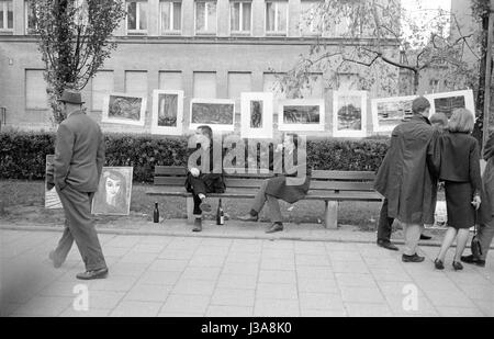 Oeuvres à vendre dans la rue Leopoldstrasse, 1963 Banque D'Images