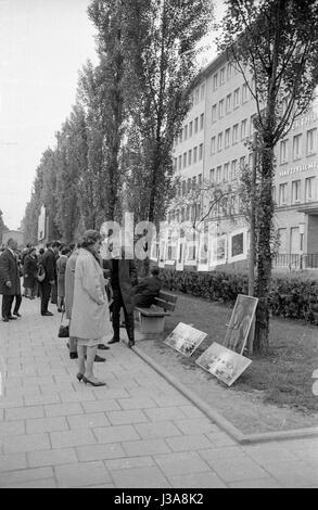 Oeuvres à vendre dans la rue Leopoldstrasse, 1963 Banque D'Images