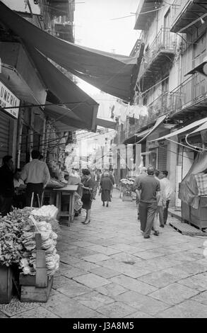 Alley avec étals de marché à Palerme, 1963 Banque D'Images