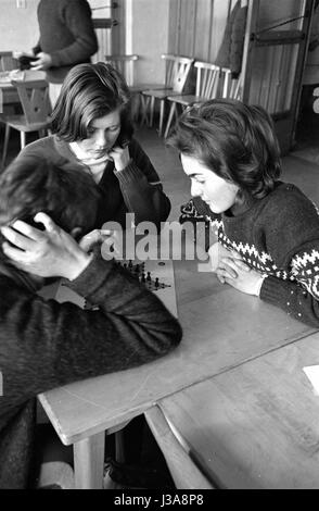 Skieurs au cours d'une pause dans le Weissseehaus, 1962 Banque D'Images