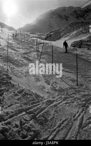 Les skieurs au cours des exercices de slalom sur une pente sur le Glacier, 1962 Moelltal Banque D'Images