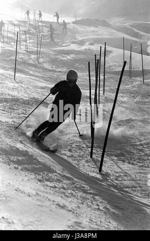 Les skieurs au cours des exercices de slalom sur une pente sur le Glacier, 1962 Moelltal Banque D'Images