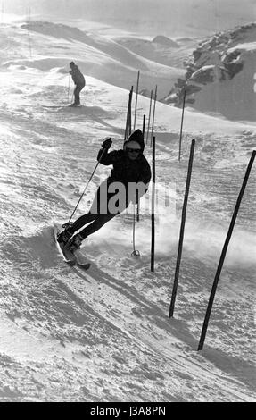 Les skieurs au cours des exercices de slalom sur une pente sur le Glacier, 1962 Moelltal Banque D'Images