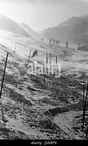 Les skieurs au cours des exercices de slalom sur une pente sur le Glacier, 1962 Moelltal Banque D'Images