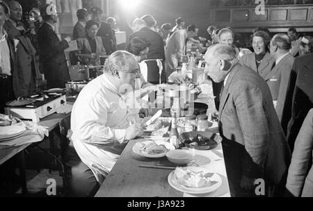 "Le ''Kochparade Hertie'' (Défi Cuisine Hertie) dans la salle des congrès du Deutsches Museum de Munich, 1952' Banque D'Images